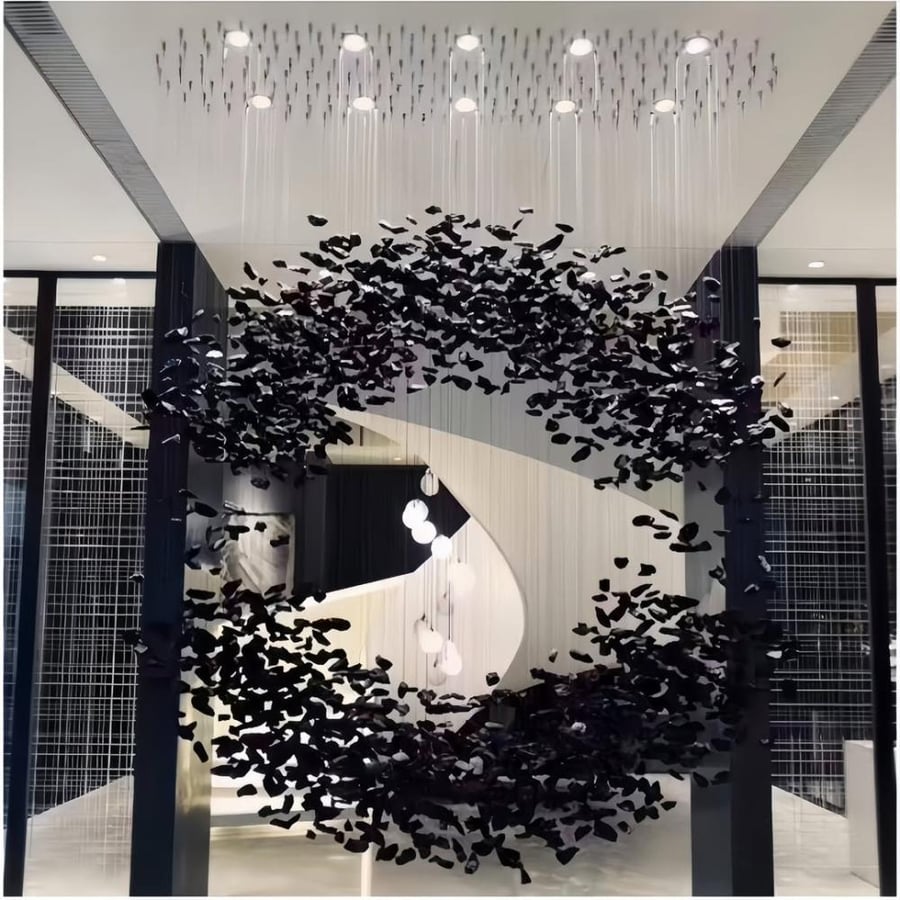 ثريا دائري بتصميم مميز لون اسود طول متر ونص وعرض 40 سم نزول من متر ين وتتقصر وتطول حسب الطلب