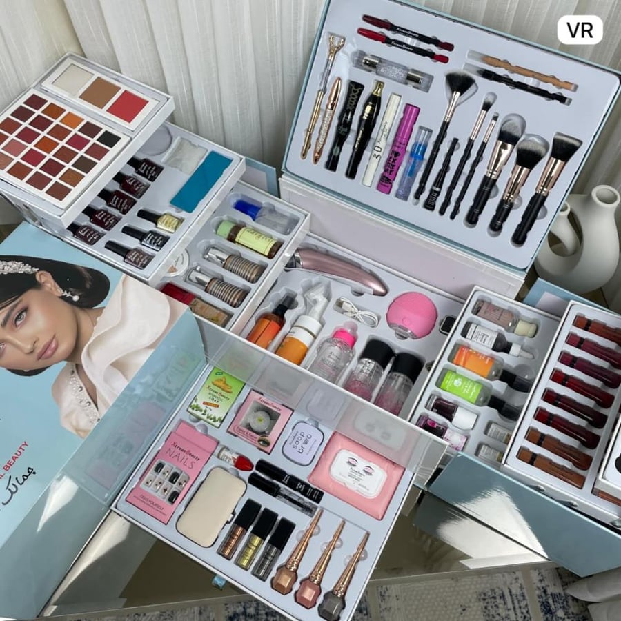 A luxurious set that combines makeup and care with a gentle feminine style