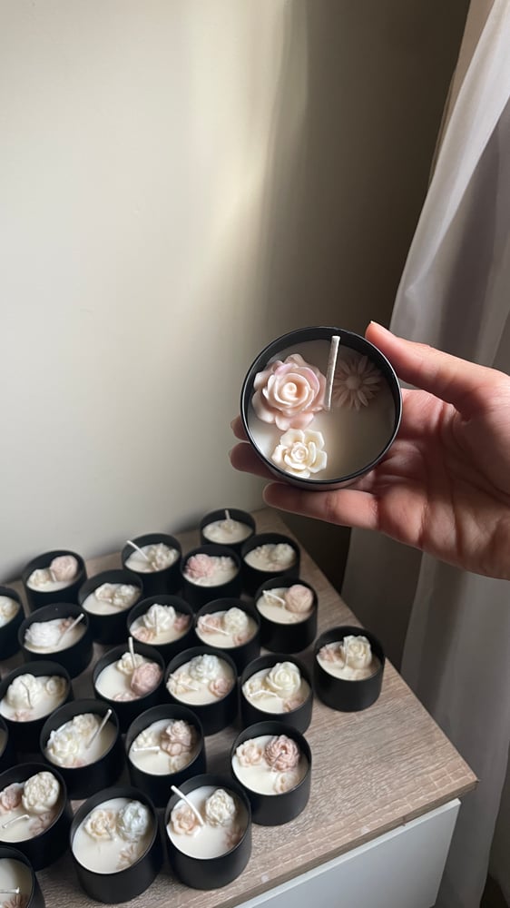 شمعة الأزهار المعطرة الحجم الوسط بطباعة على الشمعة مع تغليف