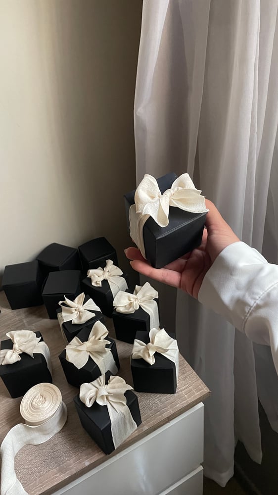 شمعة الأزهار المعطرة الحجم الوسط بطباعة على الشمعة مع تغليف