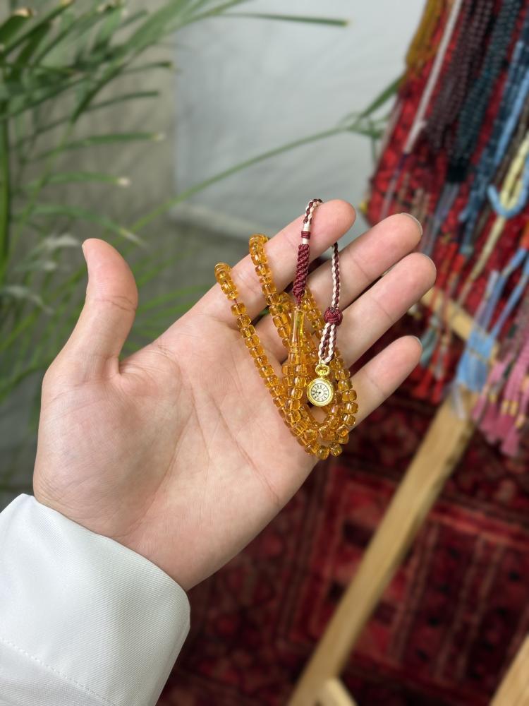 شبيه الكهرمان الشفاف