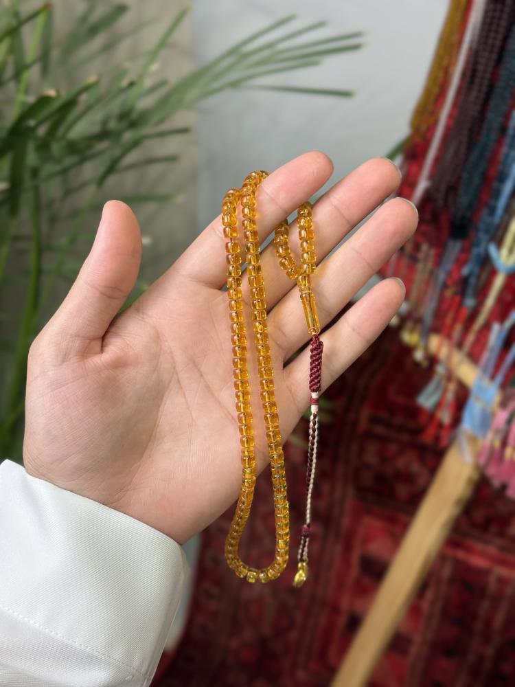 شبيه الكهرمان الشفاف