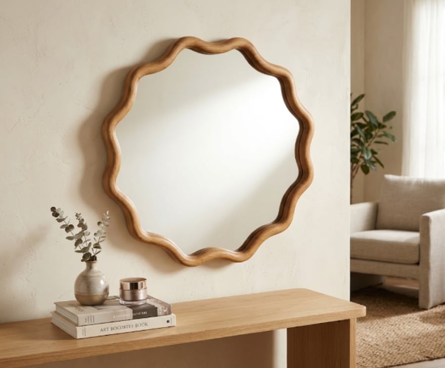 مراية حائط دائرية بإطار خشب بني مموج بتصميم ديكوري مودرن – 80×80×3 سم