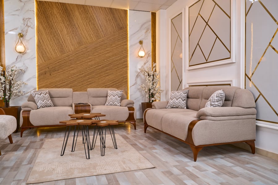 طقم كنب صالة مودرن بيج بتفاصيل خشبية أنيقة