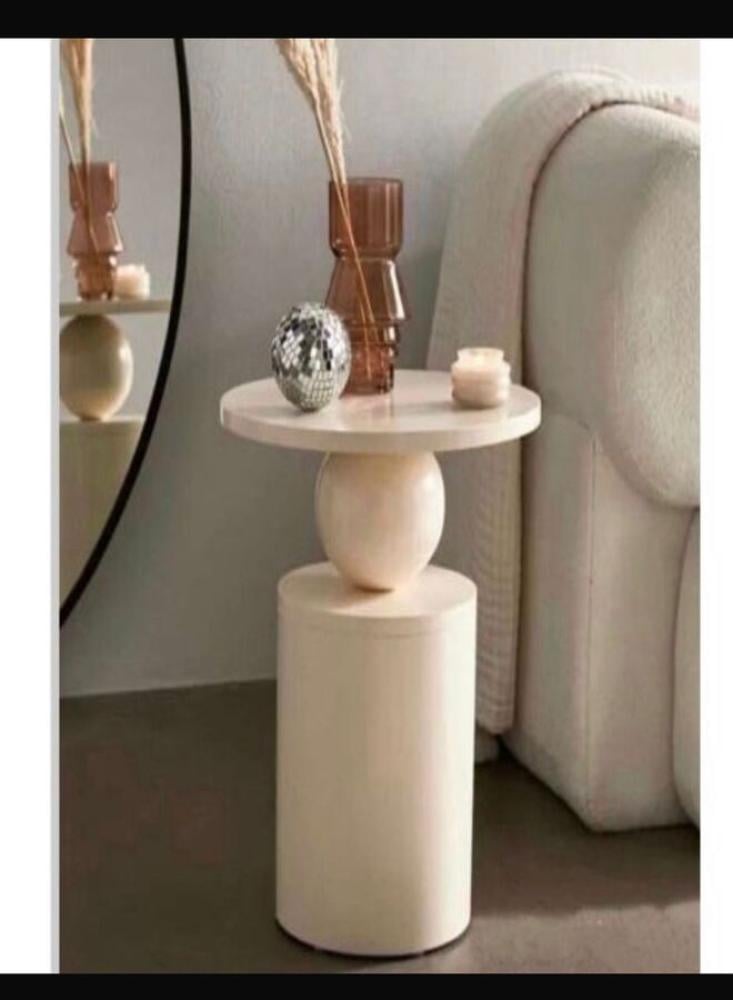 طاولة بيضاء