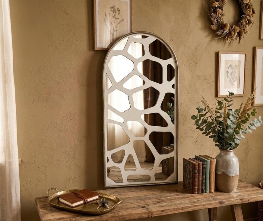 مرآة جدارية ديكورية بتصميم عضوي بيج حجري وإطار أوف وايت – 120×60 سم