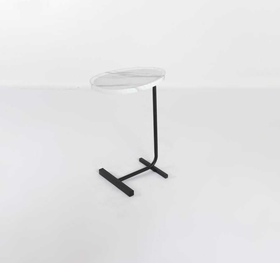طاولة خدمة جانبية تصميم C-Shape انسيابي - 30x45 سم