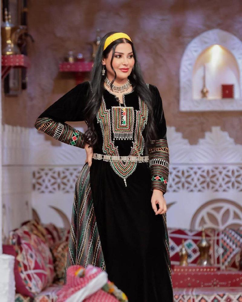 جلابية تراثية باللون الاسود