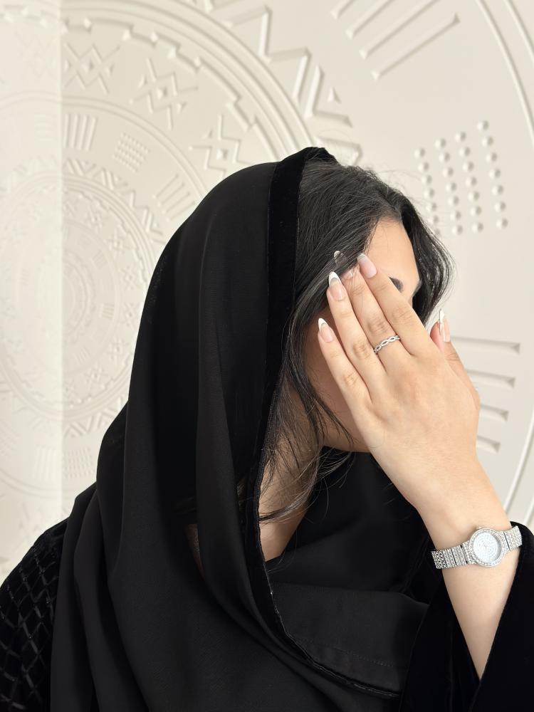 عبايه قماش مخمل اسود ، مخمل مربعات من الجوانب ونص الكم العلوي وصله الكم من المخمل الساده ، قصه نص كلوش  طرحه اسود طرف مخمل