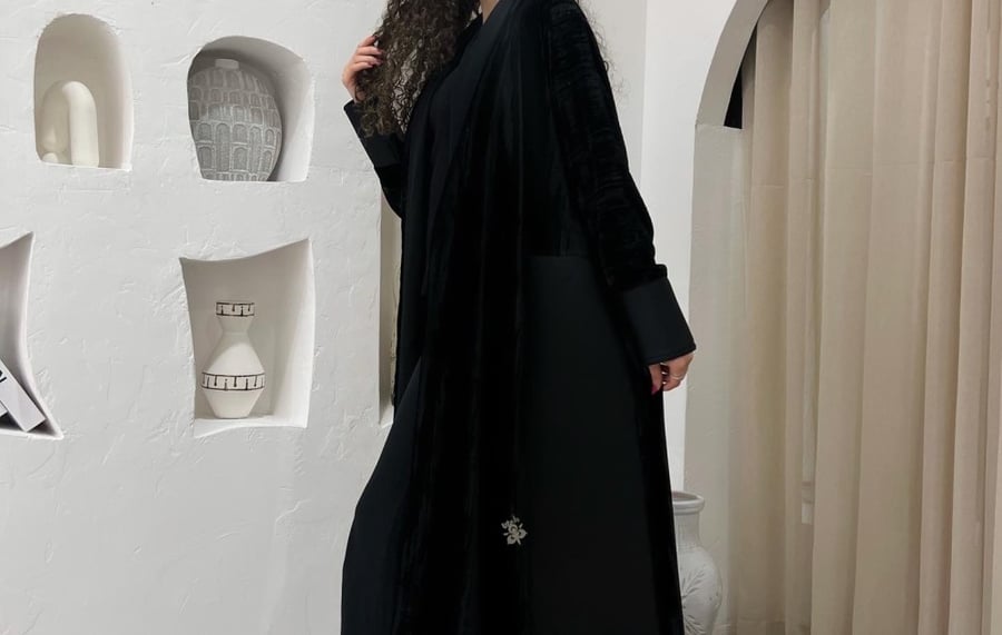 Velvet fabric abaya with crinkled fabric and black medical fabric, plain design