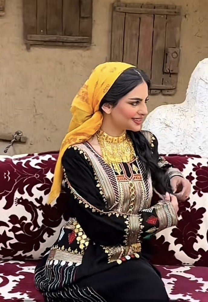 بكج زي جنوبي ثوب مع منديل اصفر واساور