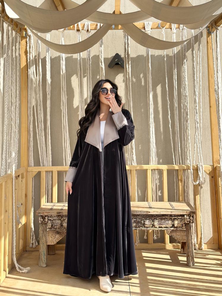 عبايه قماش مخمل رصاصي غامق ، بياقه تفته واضافه تفته في الكم مع طرف دانتيل ، قصه نص كلوش ، طرحه رصاصي طرف دانتيل