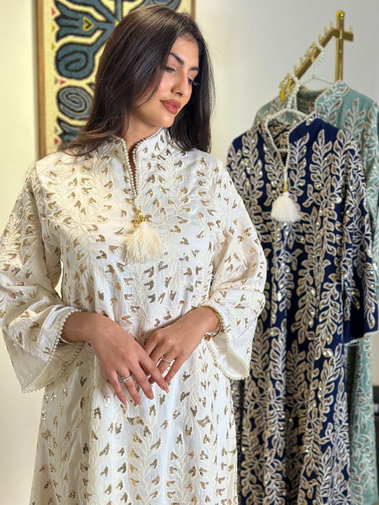 جلابية ميدي  مزينة بتطريز ذهبي