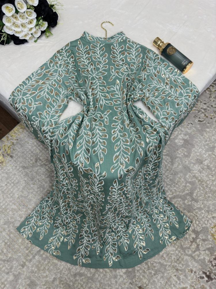 جلابية ميدي  مزينة بتطريز ذهبي