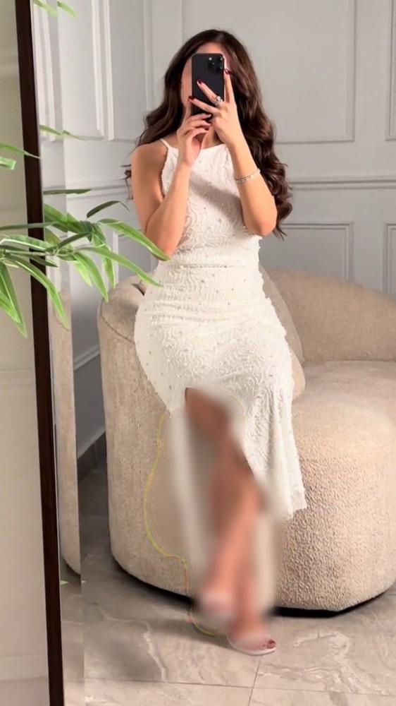 فستان سهرة ميد ابيض ماسك مخصر بدون اكمام