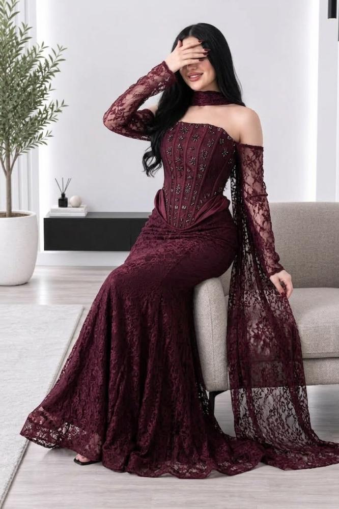 فستان سهرة عنابي بتصميم حورية البحر مع أكمام دانتيل وكورسيه || Zelia