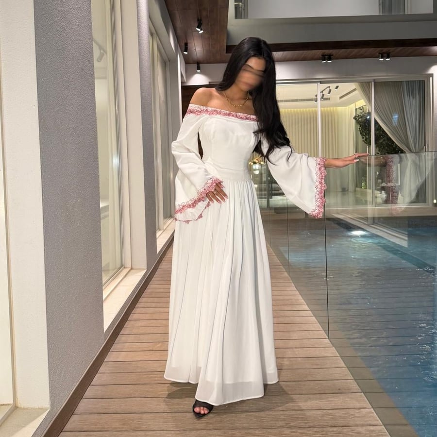 Top dress with sleeves decorated with lace