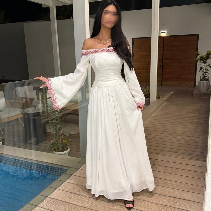 Top dress with sleeves decorated with lace