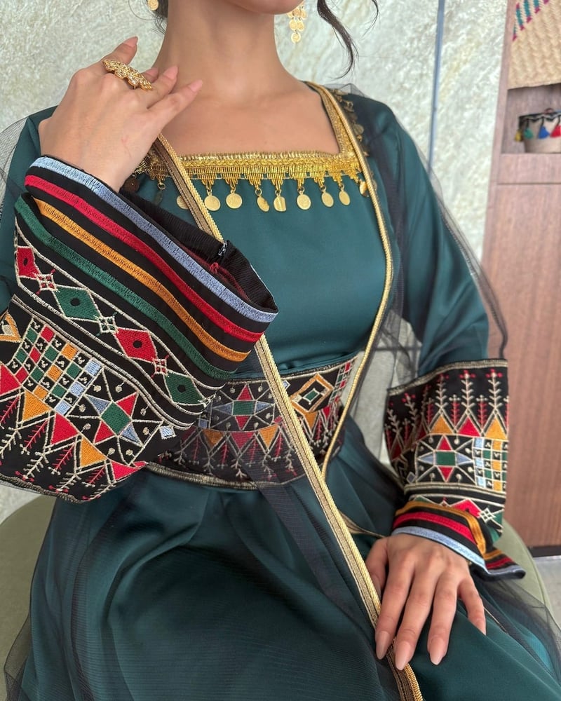 جلابية خضراء  بشال تل وتطريز