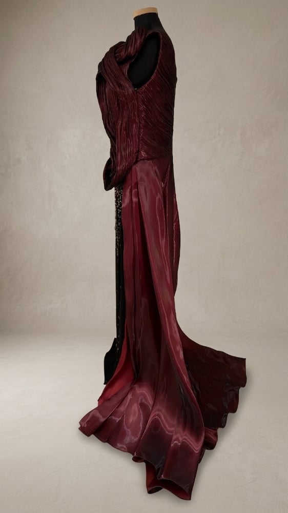 فستان سهرة خمري عودي و أسود – Burgundy Noir Elegance