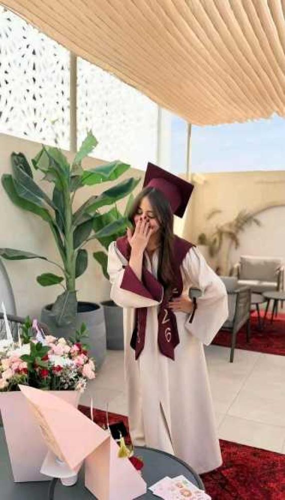 عبايات التخرج مع تطريز بالإسم