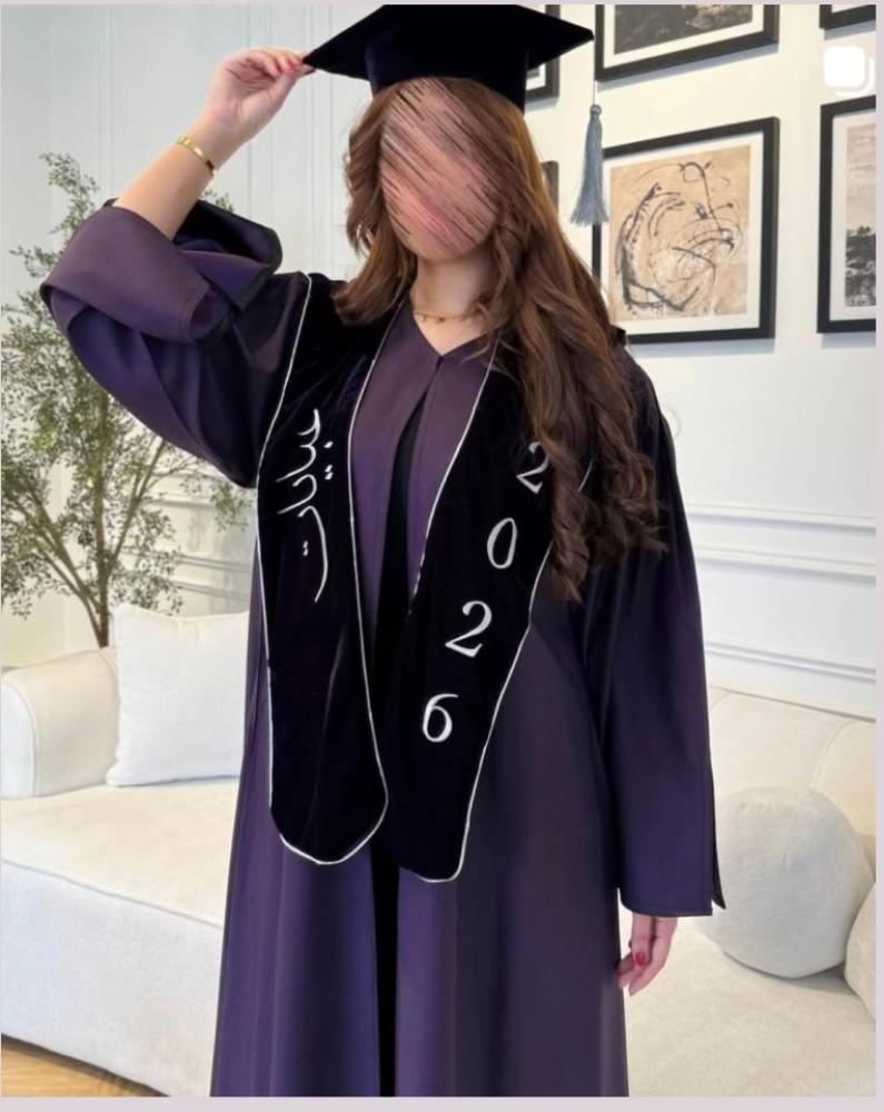 عبايات تخرج بالإسم لون عنابي