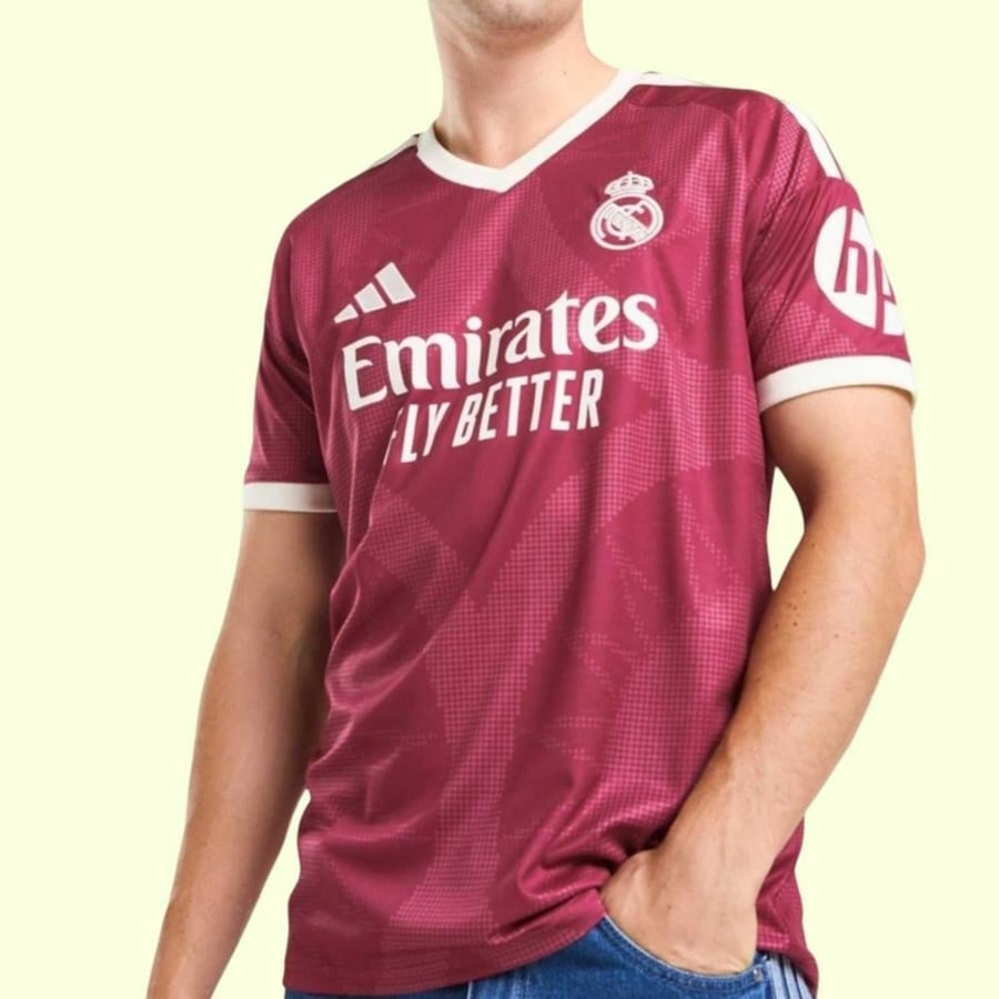 زي نادي ريال مدريد الوردي الجديد 2027