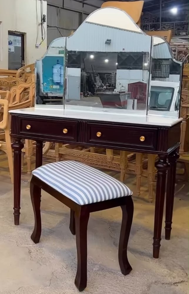 طقم تسريحه ومراة مع كرسي فاخر