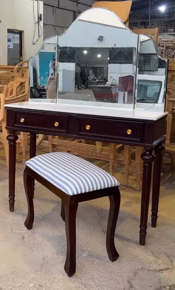 طقم تسريحه ومراة مع كرسي فاخر