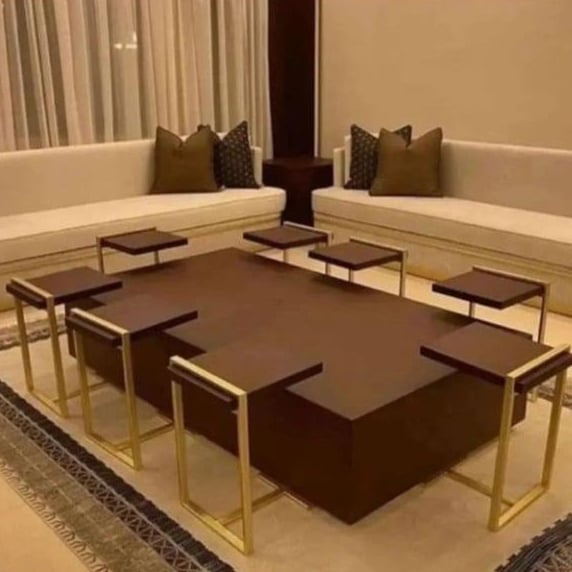 طاوله خشب بني مع ٨خدمه