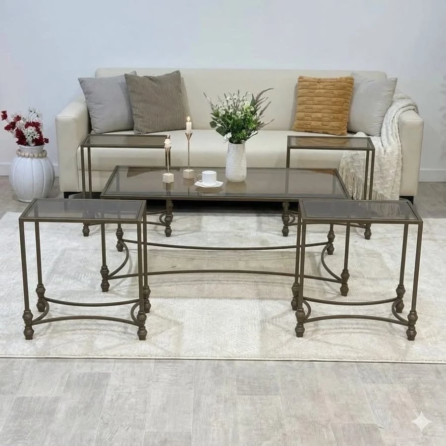 طاولة وسط مع6 خدمه
