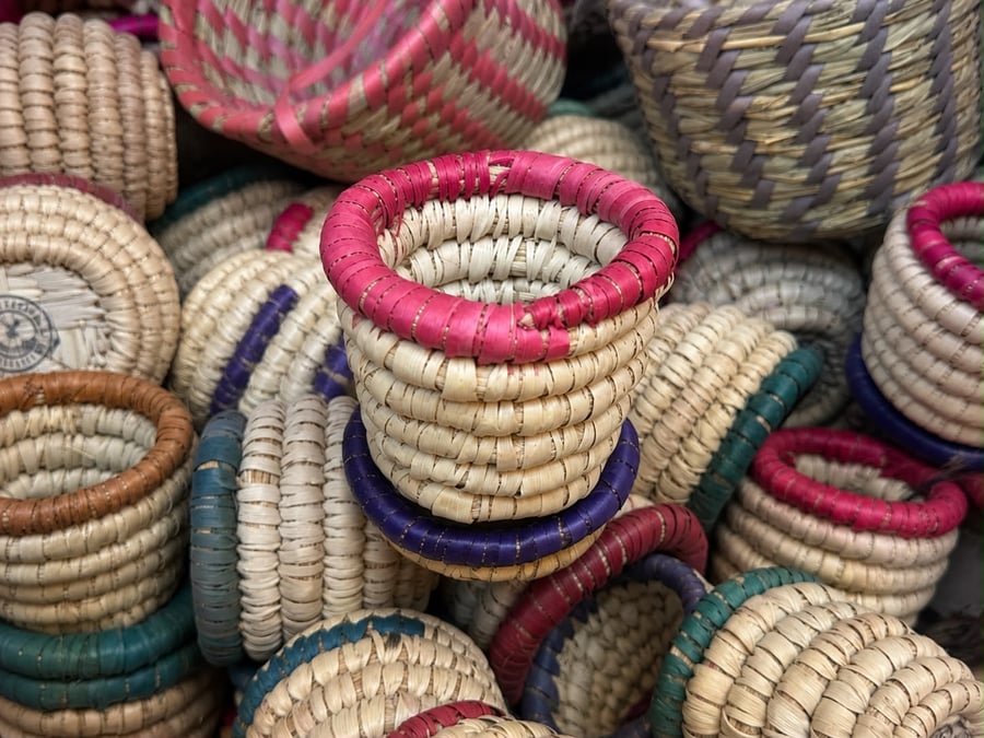سلال خوص ملونه