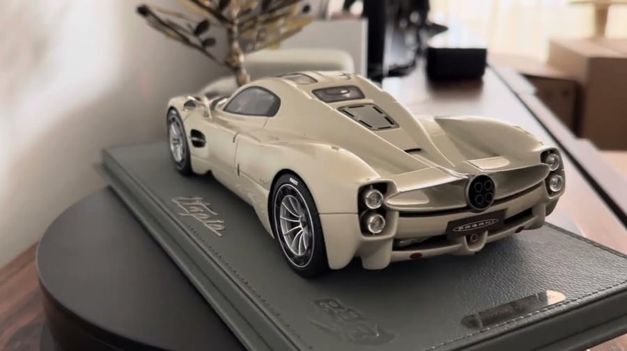 BBR 1:18 Pagani Utopia Grey with Display Case