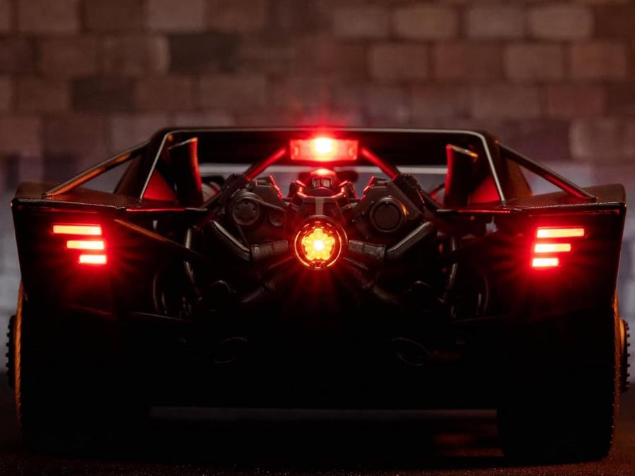 JADA TOYS 32504BK BATMOBILE THE BATMAN 2022 1:18 SCALE (WITH WORKING LIGHTS)