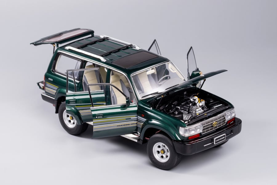 TOYOTA LAND CRUISER LC80 Brand: KengFai  Scale: 1/18 Color: Green