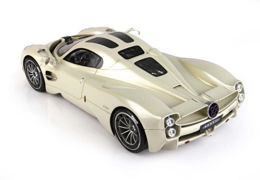BBR 1:18 Pagani Utopia Grey with Display Case