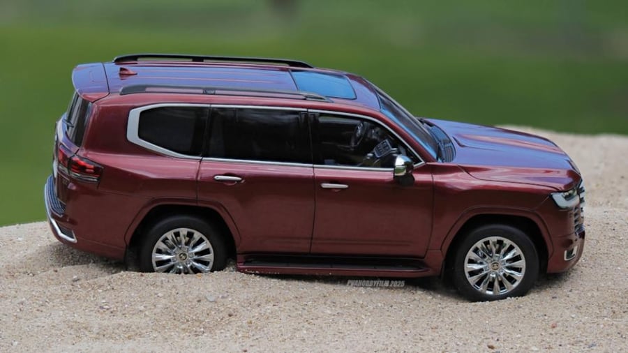 LCD-MODEL - TOYOTA - LAND CRUISER 300-ZX 2024  Scale: 1/18  Manufacturer Part Number: LCD18013-ZX-RE  Color: RED  Material: die-cast  Year: 2024