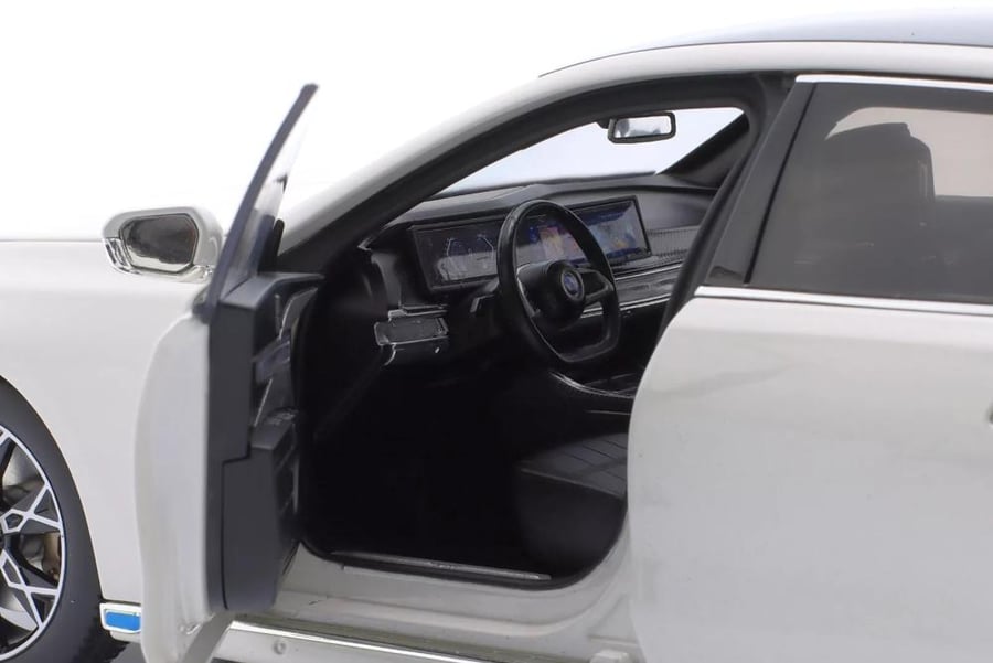 MINICHAMPS - BMW - 7-SERIES i7 (G70 BEV) 2022  Scale: 1/18   Manufacturer code: 110023200   Colour: WHITE MET   Material: die-cast   Year: 2022   Notes: WITH OPENINGS - APRIBILE
