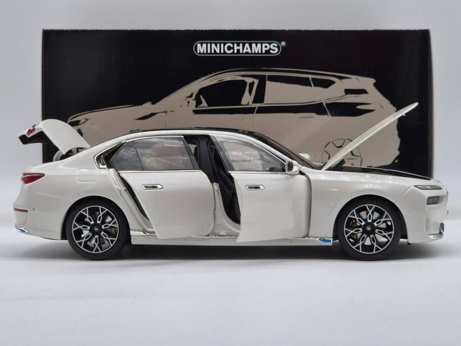 MINICHAMPS - BMW - 7-SERIES i7 (G70 BEV) 2022  Scale: 1/18   Manufacturer code: 110023200   Colour: WHITE MET   Material: die-cast   Year: 2022   Notes: WITH OPENINGS - APRIBILE