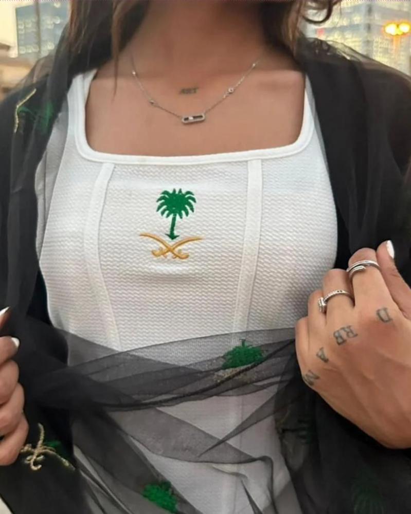 توب بتطريز سيفين ونخلة