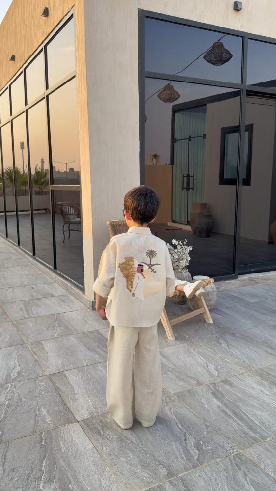 طقم أطفال وطني بلون أوف وايت بطباعه نخلي