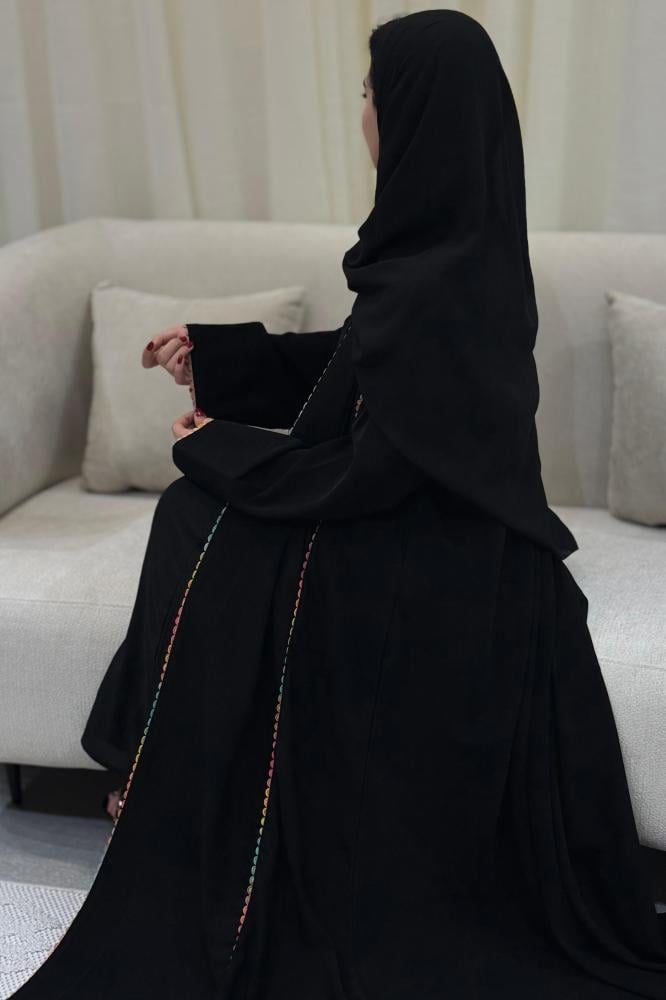 عباية نورة دبل كلوش سيراميك بتحديد دانتيل (متوفرة بخيارين: ملون / أسود) وطرحة طرف