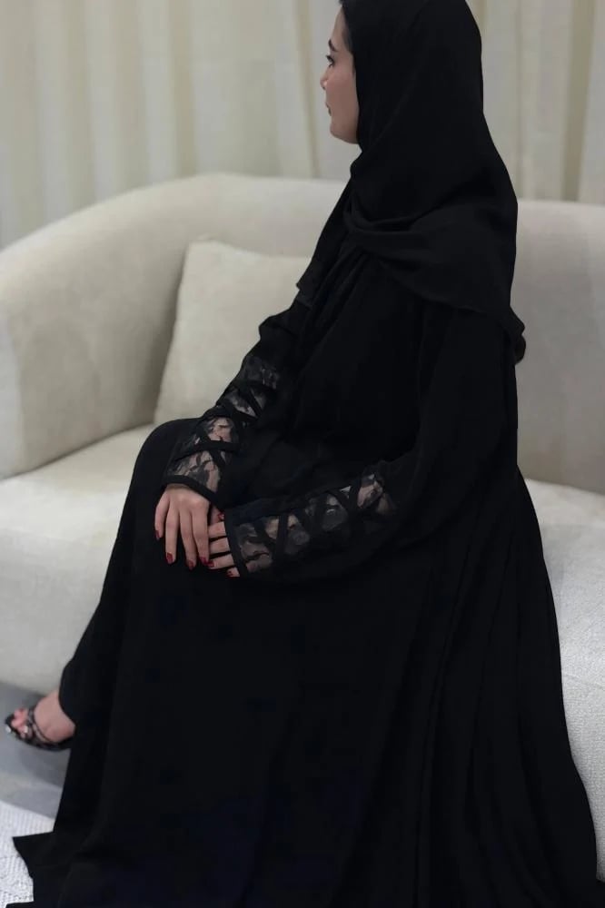 عباية رزان سوداء دبل كلوش بأكمام دانتيل مميزة