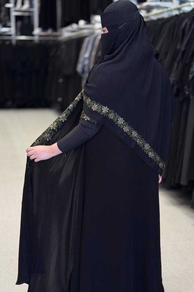 طرحة منسقة ومطرزة باللون الأخضر عبايات يونا
