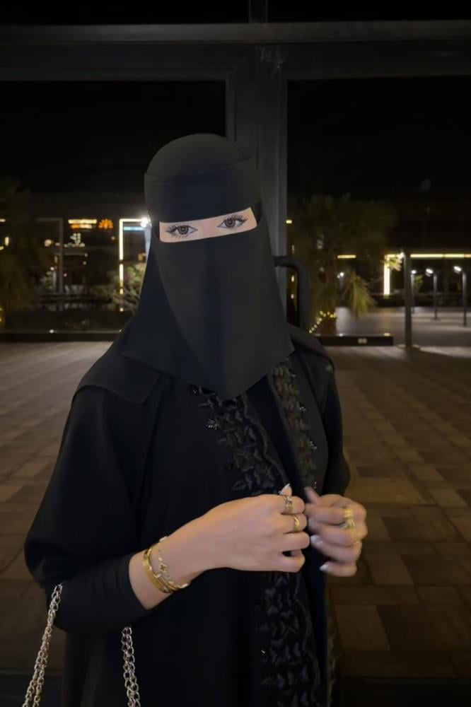 عباية "ورد" – دبل كلوش بتطريز طولي وأكمام استرتش - عبايات يونا