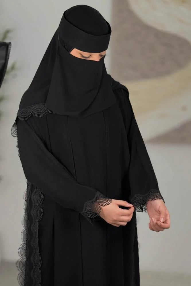 امتداد الدانتيل الهندي العمودي على جوانب عباية ليان