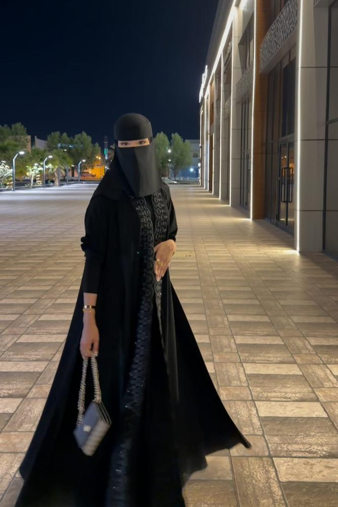 عباية "ورد" – دبل كلوش بتطريز طولي وأكمام استرتش - عبايات يونا