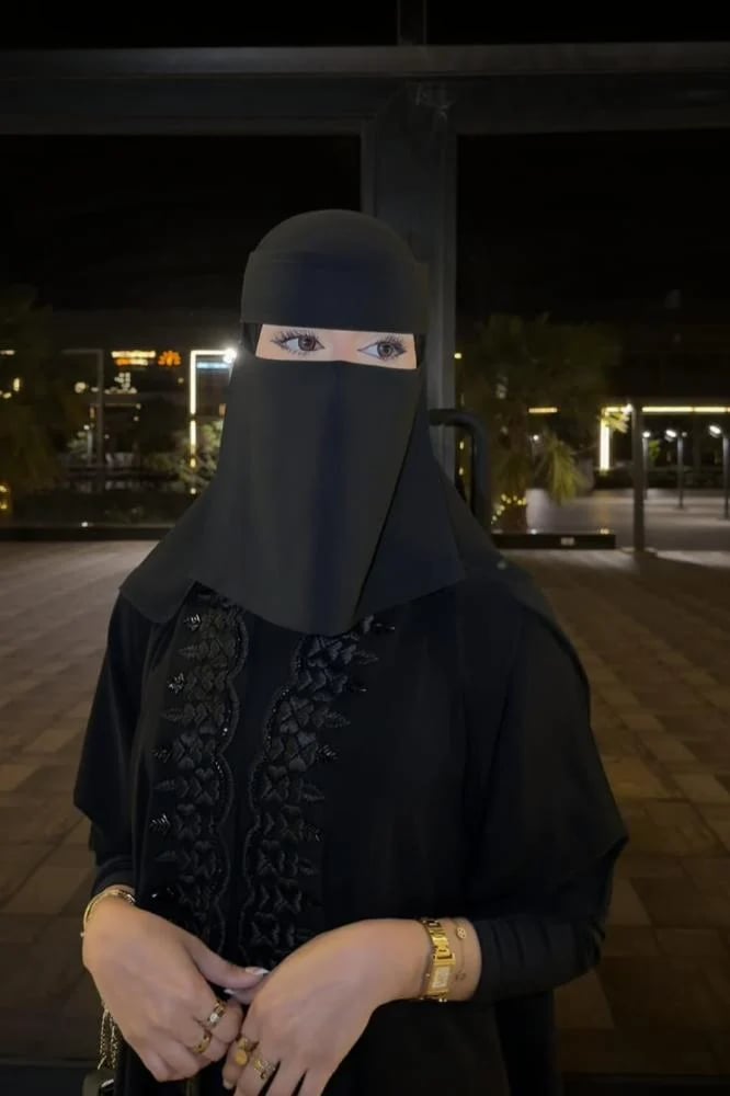 عباية "ورد" – دبل كلوش بتطريز طولي وأكمام استرتش - عبايات يونا