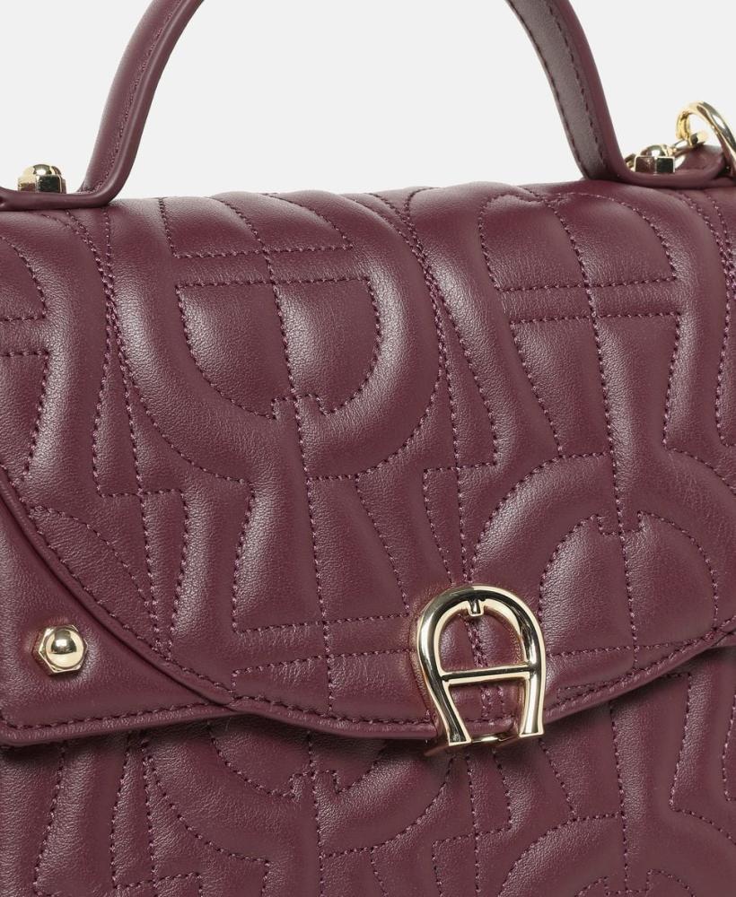 شنطة aigner