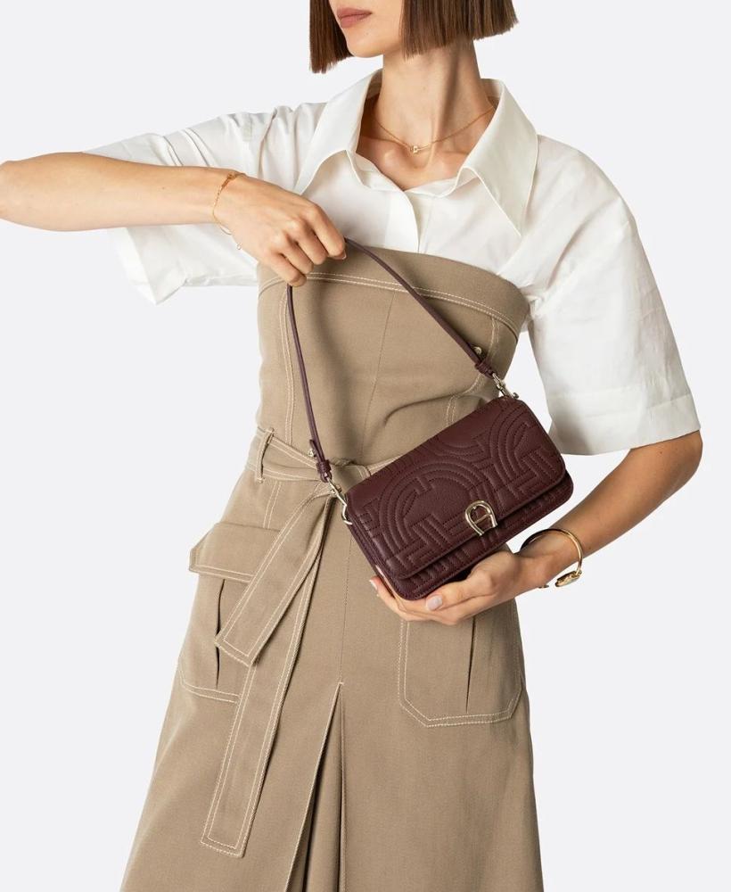 شنطة aigner